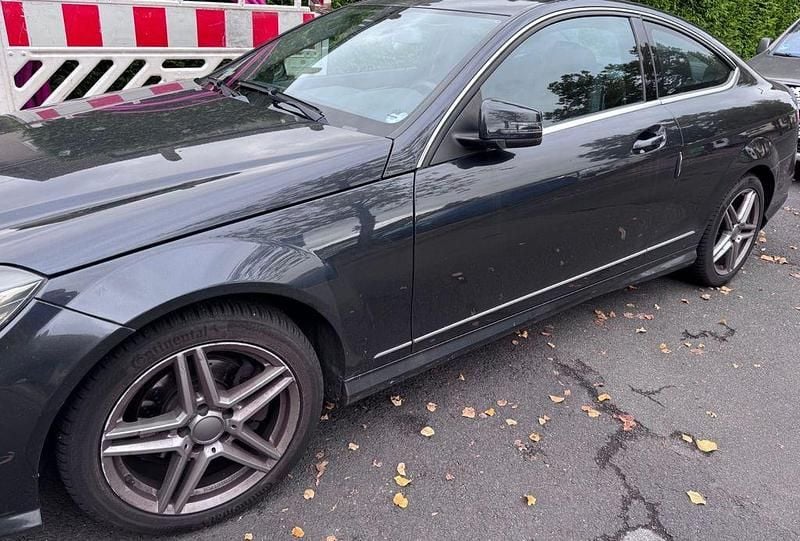 Schwarz Gebraucht 2013 Mercedes C180 Coupé | 10.700 € (Fairer Preis) - Bild 1/4