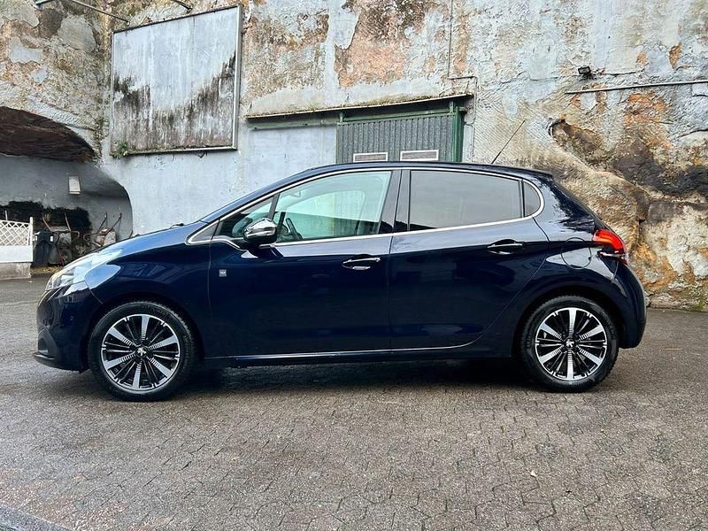 Blau Gebraucht 2018 Peugeot 208 Kleinwagen | 11.400 € (Fairer Preis) - Bild 1/4
