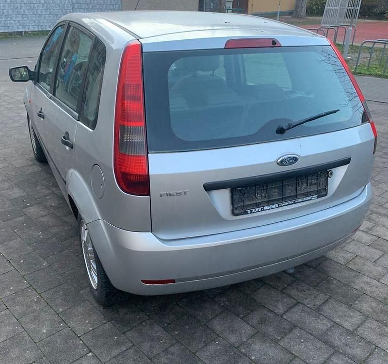 Gebraucht Ford Fiesta 80 PS (58 kW) 2002 Grau Limousine