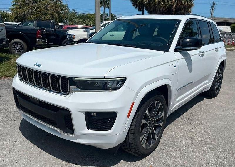 Weiß Gebraucht 2025 Jeep Grand Cherokee Overland SUV | 54.900 € - Bild 1/4