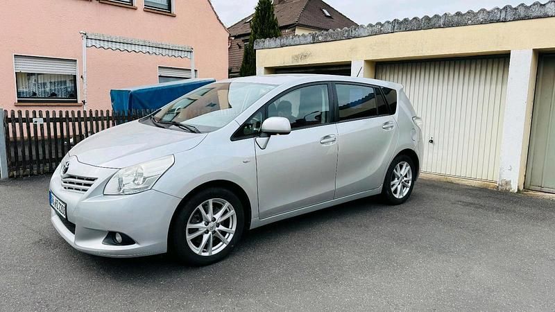 Gebraucht Toyota Verso 150 PS (110 kW) 2009 Silber Van / Kleinbus