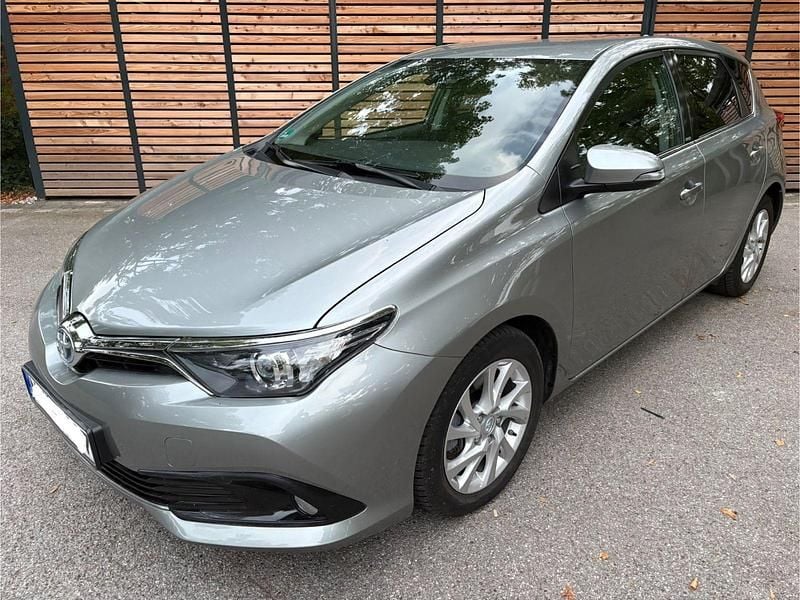 Grau Gebraucht 2017 Toyota Auris Hybrid Edition-S Limousine | 14.900 € (Fairer Preis) - Bild 1/4