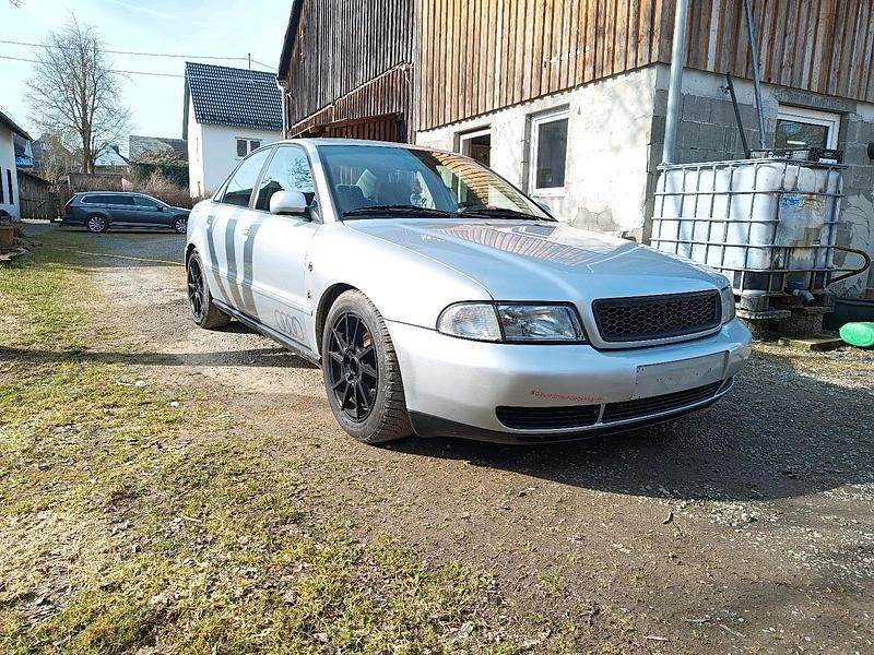 Second-hand Audi A4 150 CP (110 kW) 1995 Argintiu Berlinǎ