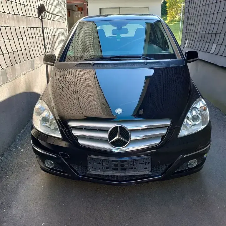 Gebraucht Mercedes B180 116 PS (85 kW) 2011 Schwarz Kleinwagen