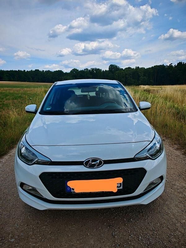 Weiß Gebraucht 2017 Hyundai i20 Kleinwagen | 6.600 € (Guter Preis) - Bild 1/4