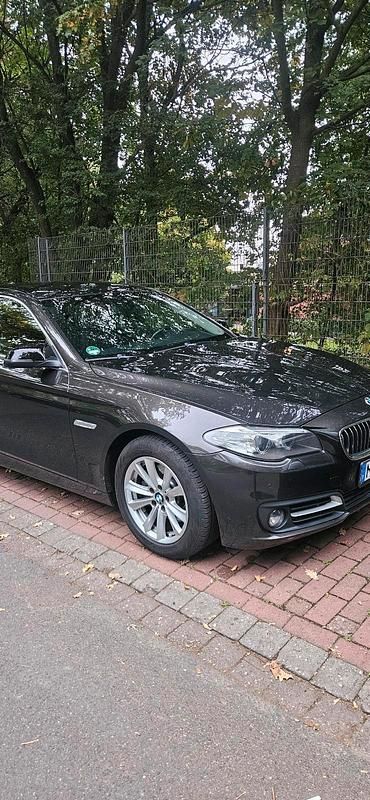 Braun Gebraucht 2015 BMW 518 Limousine | 11.500 € - Bild 1/4