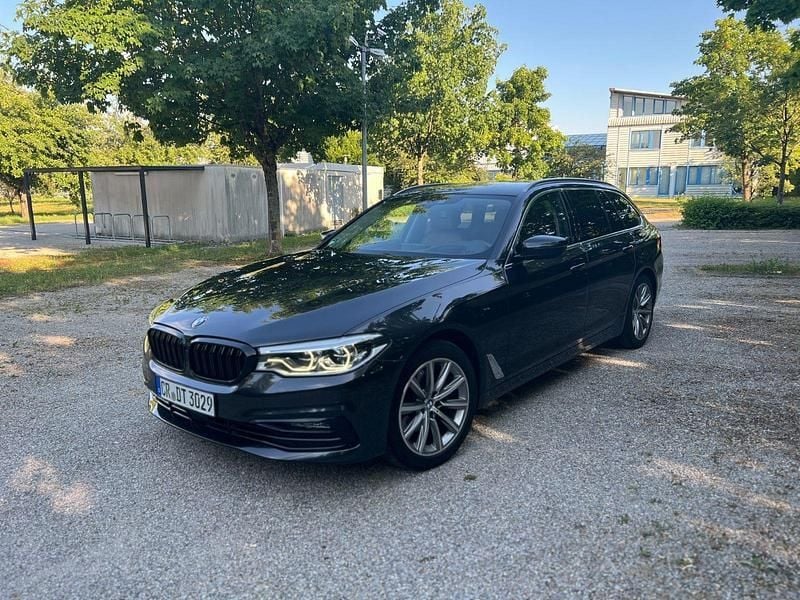 Grau Gebraucht 2018 BMW 520 Comfort Edition Kombi | 21.500 € (Fairer Preis) - Bild 1/4