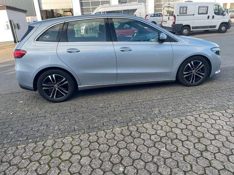 Gebraucht Mercedes B180 116 PS (85 kW) 2024 Silber Kleinwagen