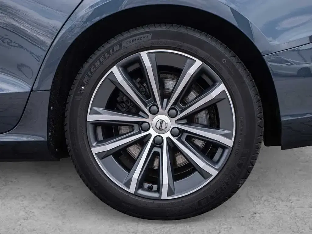 Gebraucht Volvo V60 Momentum 250 PS (183 kW) 2020 Blau / denim blue (metallic) Kombi