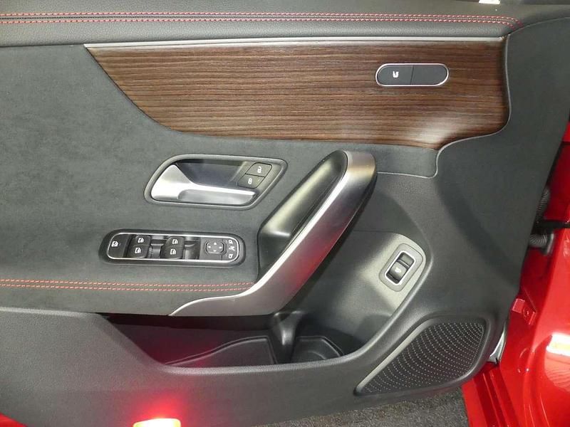 Gebraucht Mercedes CLA200 Advanced Plus 163 PS (119 kW) 2024 Patagonienrot  metalliclack Coupé