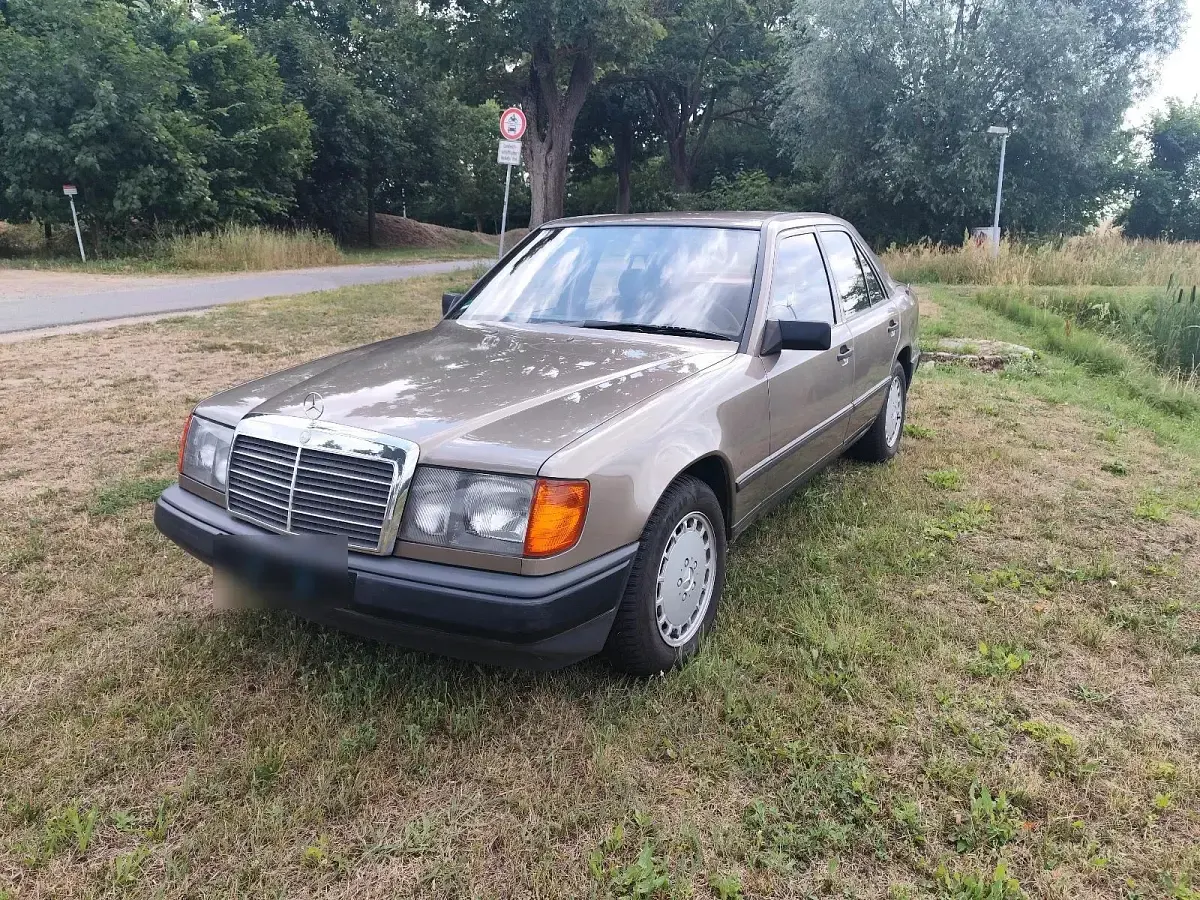 Gebraucht Mercedes E230 132 PS (97 kW) 1987 Braun Limousine