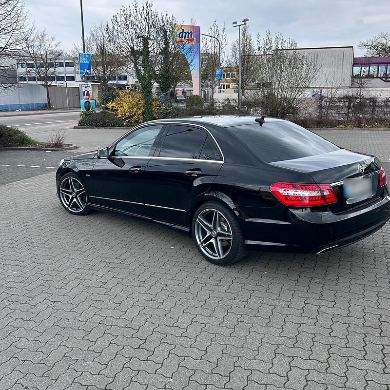 Gebraucht Mercedes E300 AMG 231 PS (169 kW) 2011 Schwarz Limousine