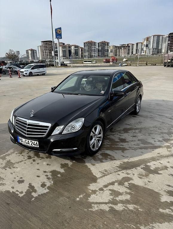 Gebraucht Mercedes E350 Avantgarde 265 PS (194 kW) 2012 Schwarz Limousine
