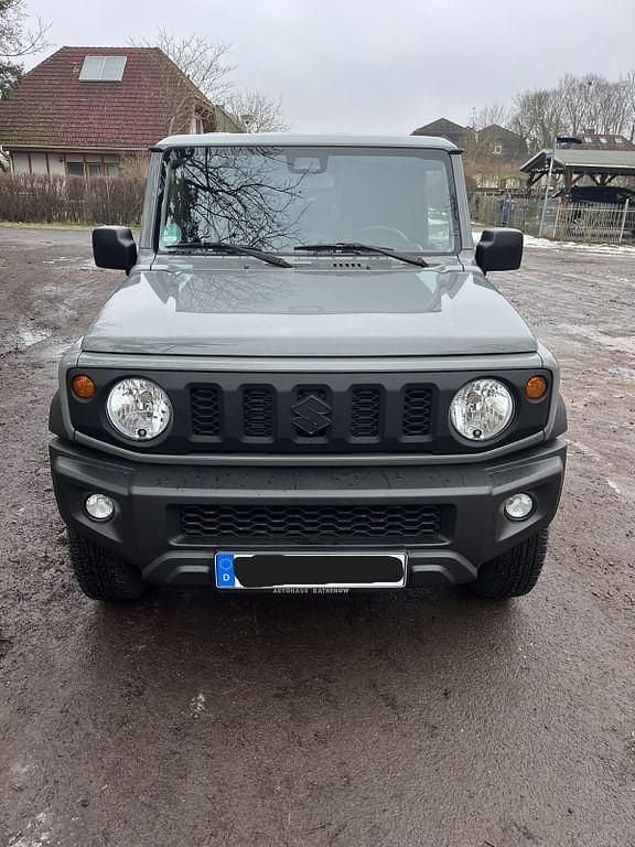 Grau Gebraucht 2024 Suzuki Jimny Comfort SUV | 33.999 € (Teuer) - Bild 1/4