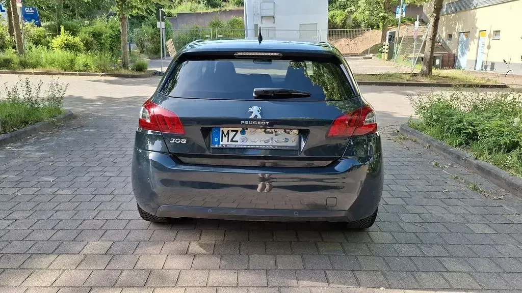Gebraucht Peugeot 308 Allure 131 PS (96 kW) 2015 Grau Limousine