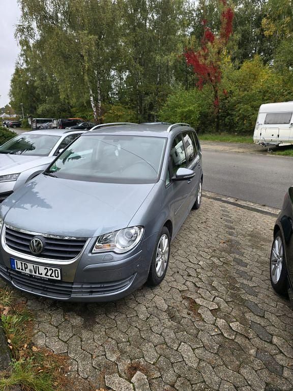Grau Gebraucht 2010 VW Touran Trendline Van / Kleinbus | 5.500 € (Fairer Preis) - Bild 1/4
