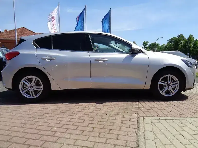 Używany Ford Focus Cool & Connect 125 KM (91 kW) 2022 Srebrny Sedan/Limuzyna