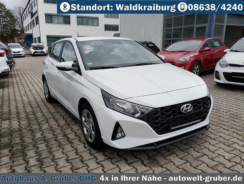 Gebraucht Hyundai i20 101 PS (74 kW) 2022 Polar white Kleinwagen