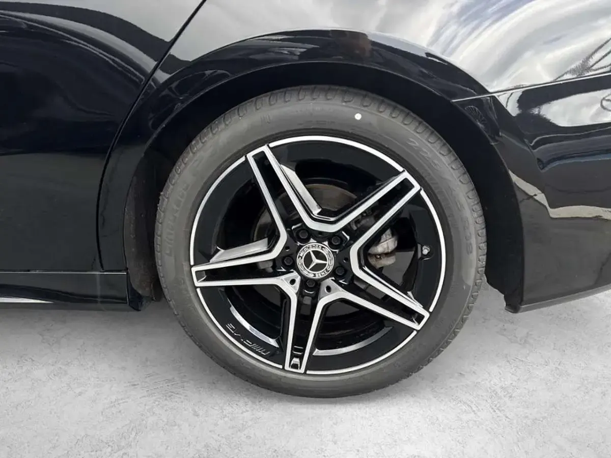 Gebraucht Mercedes A180 AMG line 116 PS (85 kW) 2024 Unilack nachtschwarz Limousine