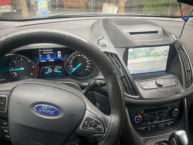 Grau Gebraucht 2017 Ford Kuga ST-Line SUV | 17.500 € (Teuer) - Bild 1/4
