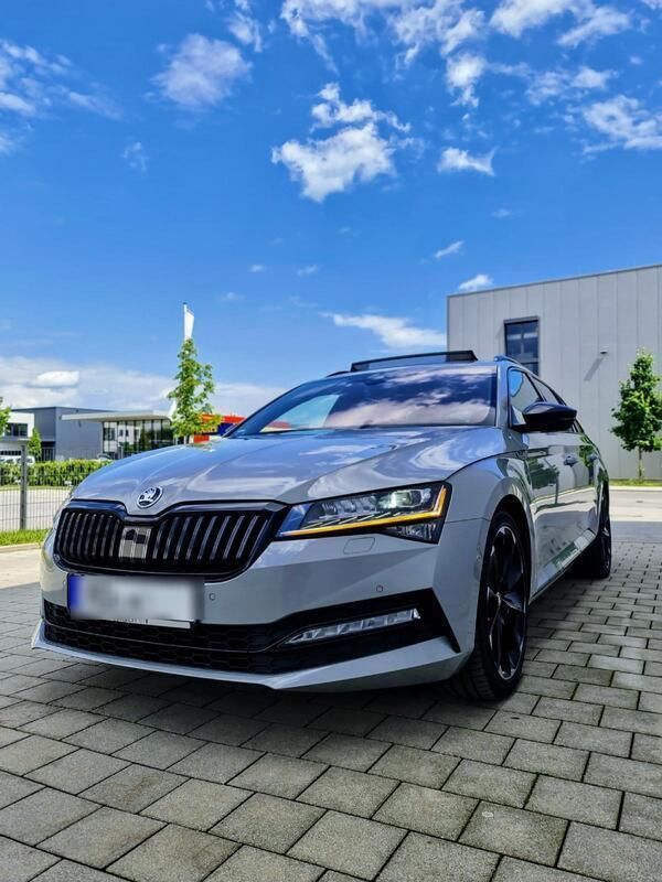 Grau Gebraucht 2019 Skoda Superb SportLine Kombi | 25.900 € (Teuer) - Bild 1/4