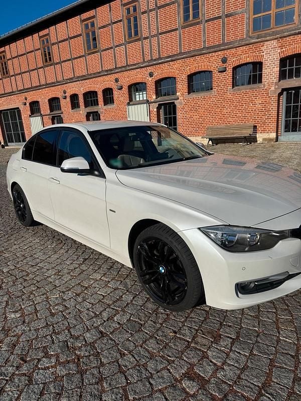 Gebraucht BMW 320 184 PS (135 kW) 2012 Weiß Limousine