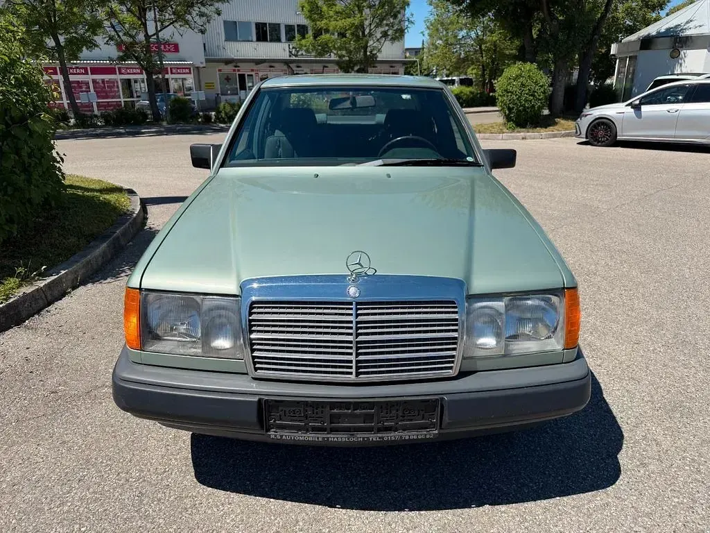Gebraucht Mercedes 230 132 PS (97 kW) 1989 Grün Limousine