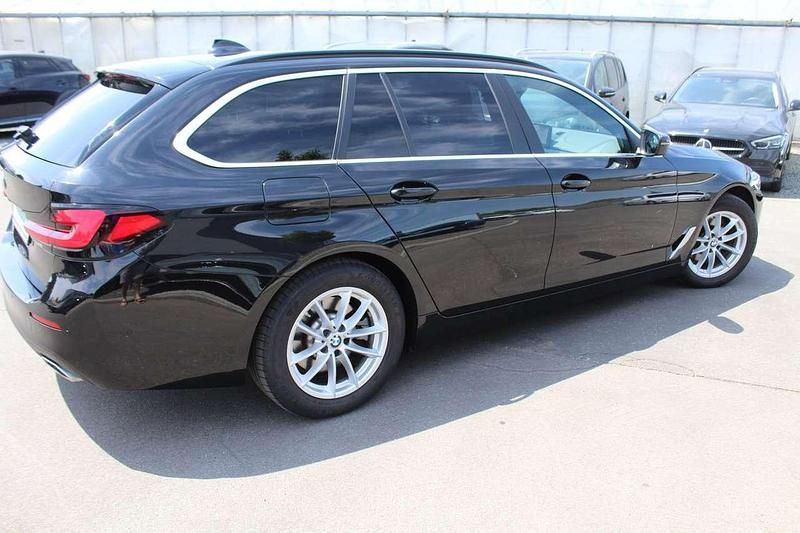 Saphirschwarz Gebraucht 2023 BMW 520 Kombi | 34.980 € (Fairer Preis) - Bild 1/4