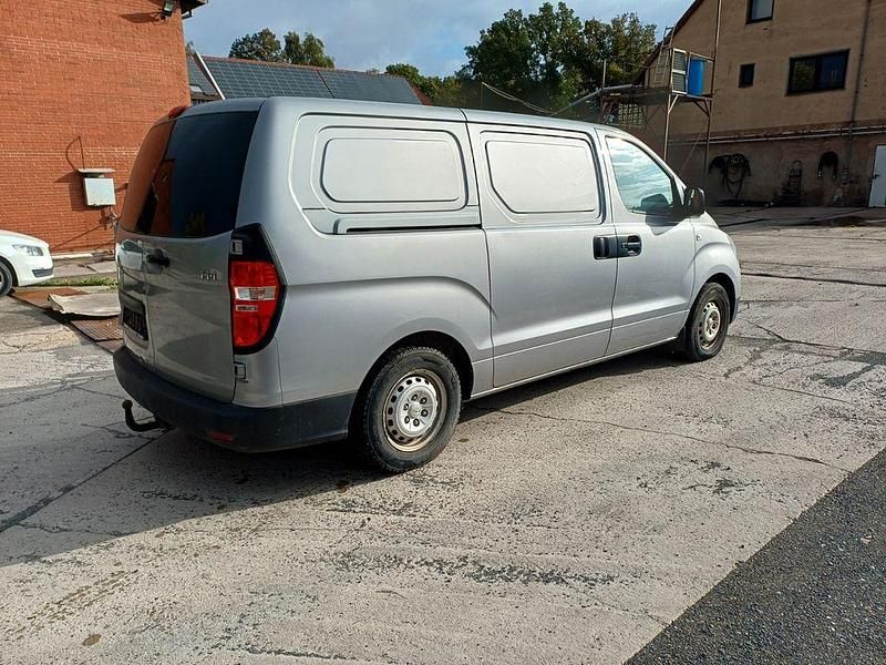 Gebraucht Hyundai H-1 136 PS (100 kW) 2017 Grau Van / Kleinbus