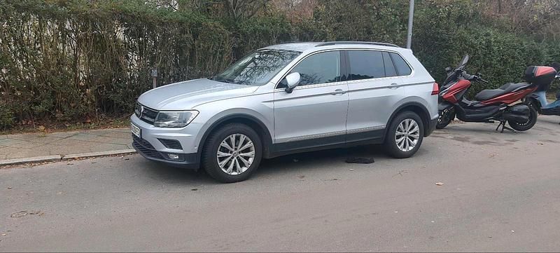 Silber Gebraucht 2020 VW Tiguan Comfortline SUV | 11.950 € - Bild 1/4