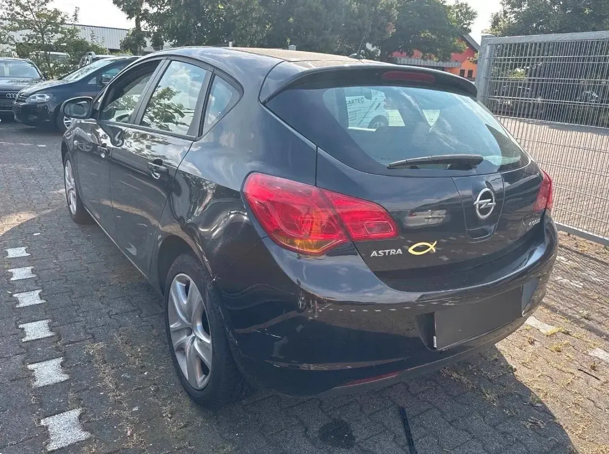 Gebraucht Opel Astra Edition 87 PS (63 kW) 2011 Schwarz Kleinwagen