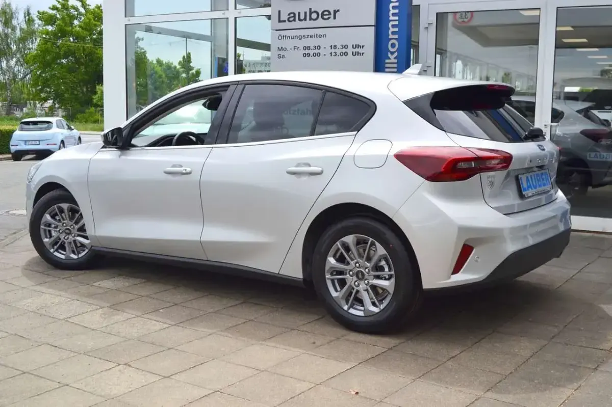 Neu Ford Focus Titanium 125 PS (91 kW) 2025 Moondust silver Limousine