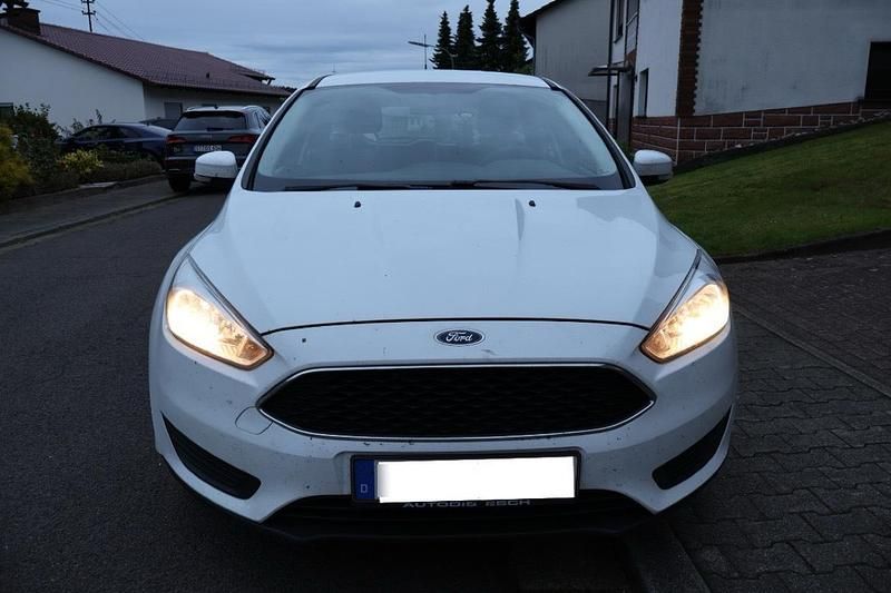 Weiß Gebraucht 2016 Ford Focus Kombi | 3.850 € (Superpreis) - Bild 1/4