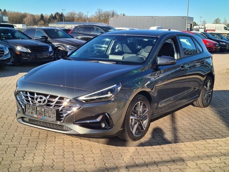 Grau amazon grey metallic (metallic) Gebraucht 2024 Hyundai i30 Limousine | 18.980 € (Fairer Preis) - Bild 1/4