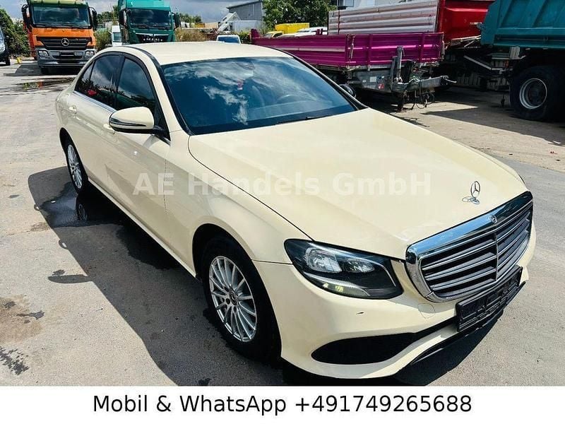 Beige Gebraucht 2017 Mercedes E220 Limousine | 7.490 € - Bild 1/4