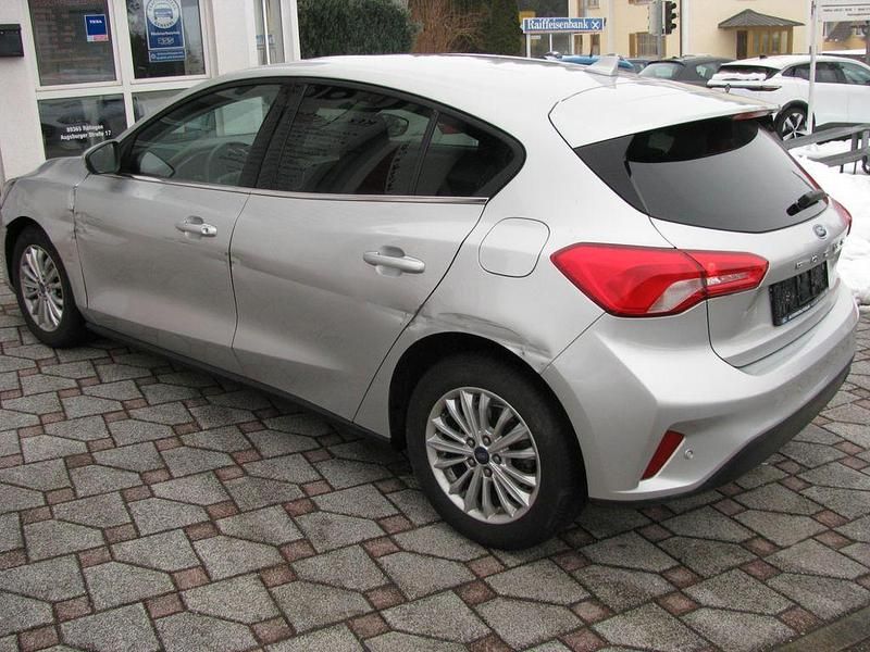 Gebraucht Ford Focus Titanium 125 PS (91 kW) 2021 Silber Limousine