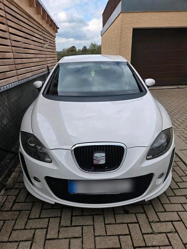 Weiß Gebraucht 2008 Seat Leon Sport Limousine | 3.500 € (Fairer Preis) - Bild 1/4
