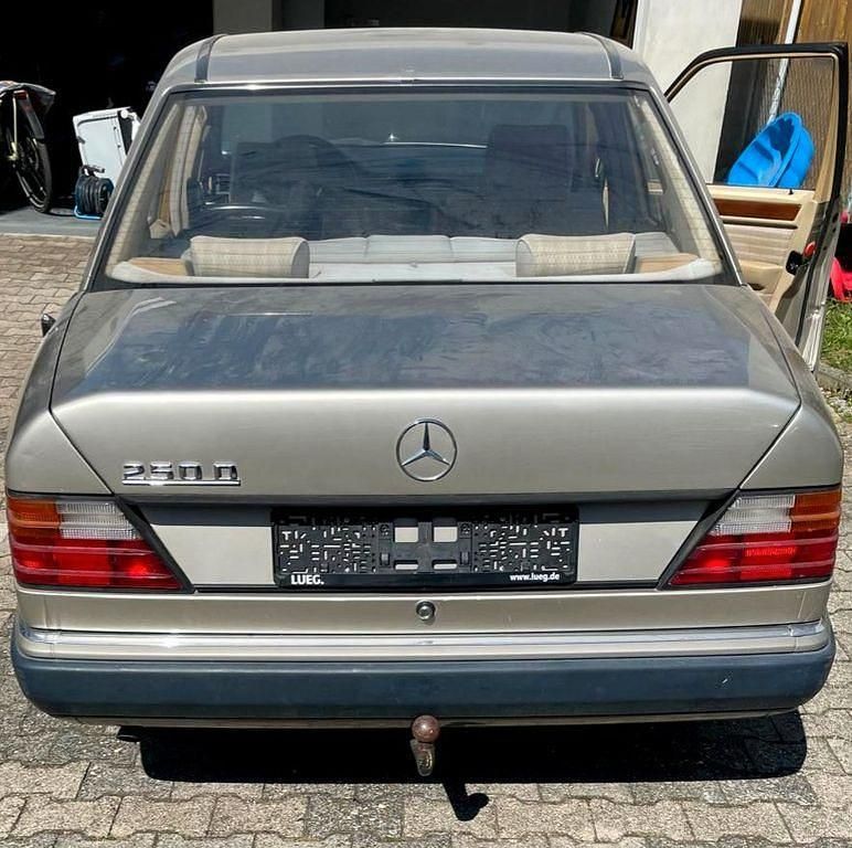 Gebraucht Mercedes 250 94 PS (69 kW) 1991 Gold Limousine