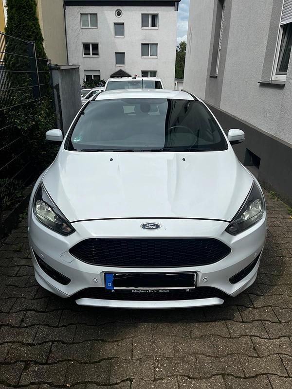 Weiß Gebraucht 2017 Ford Focus ST-Line Kombi | 9.700 € (Fairer Preis) - Bild 1/4