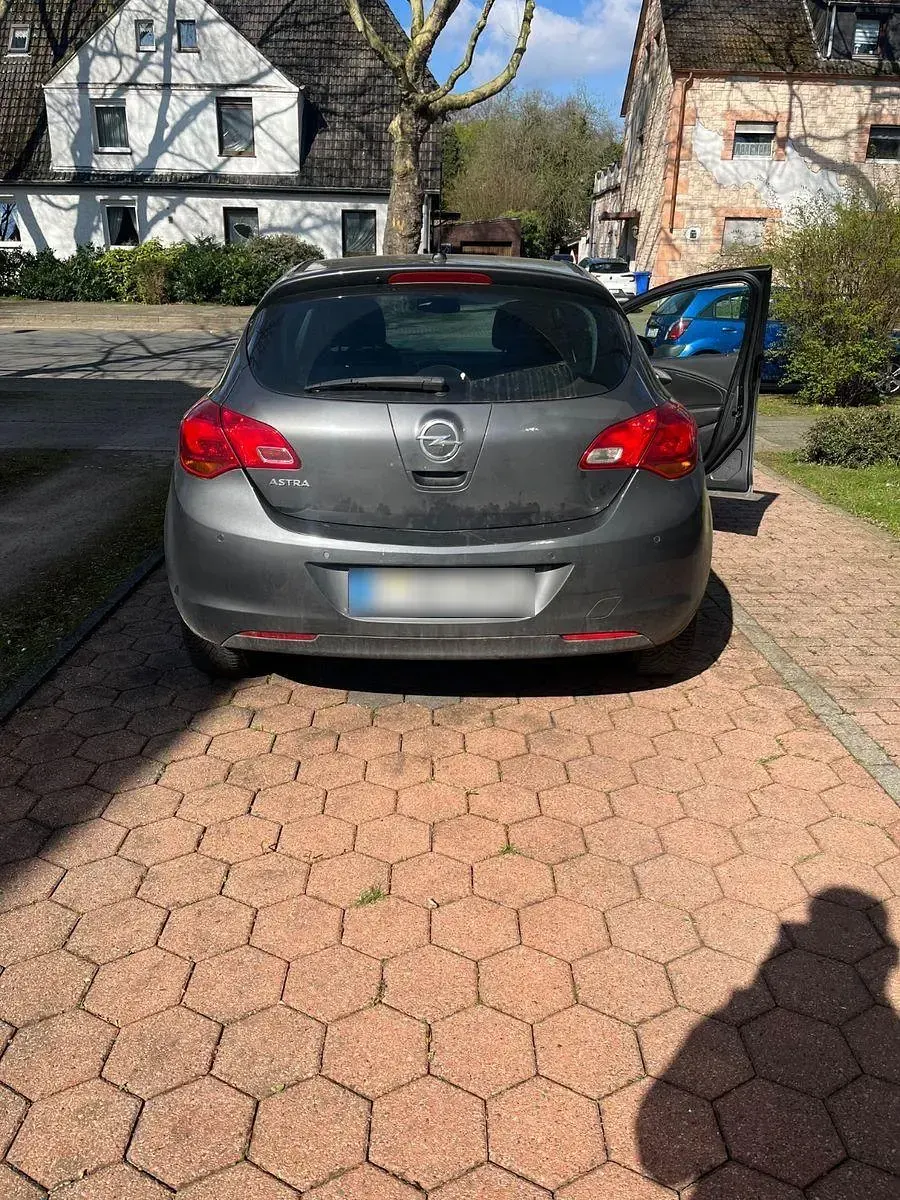 Gebraucht Opel Astra 122 PS (89 kW) 2012 Grau Limousine