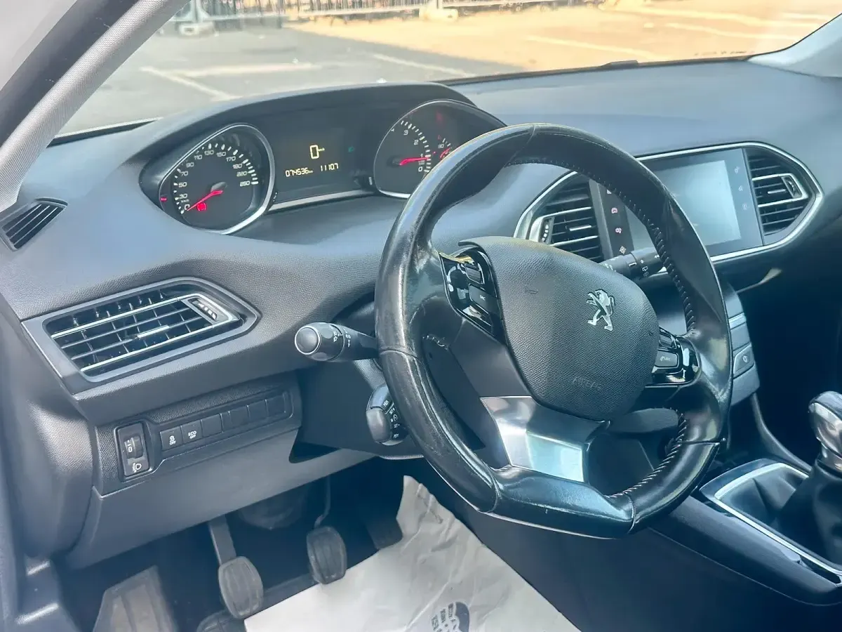 Gebraucht Peugeot 308 109 PS (80 kW) 2015 Weiß Limousine