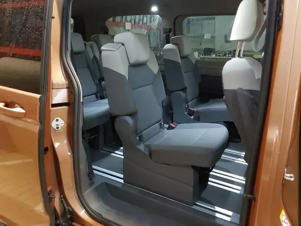 Gebraucht VW Multivan 150 PS (110 kW) 2024 Copper bronze metallic Van / Kleinbus