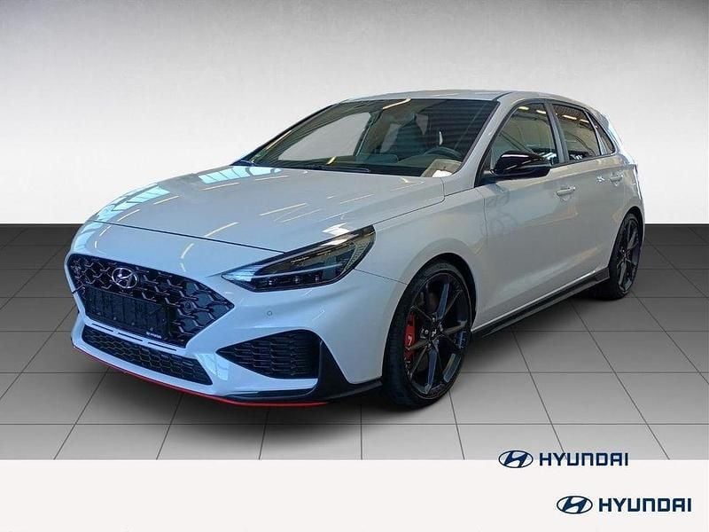 Serenity white pearl Gebraucht 2024 Hyundai i30 N Performance Limousine | 38.989 € (Teuer) - Bild 1/4