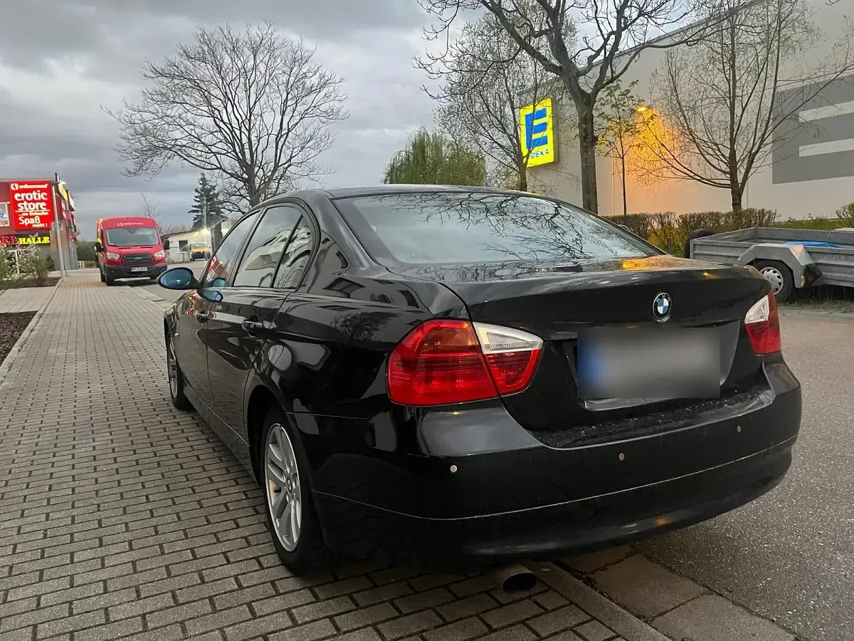 Gebraucht BMW 318 129 PS (94 kW) 2007 Schwarz Limousine