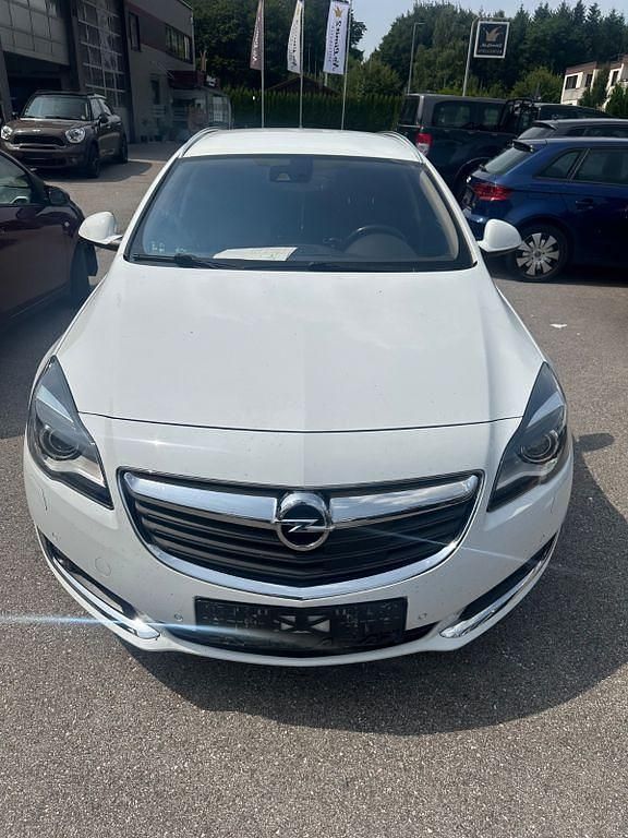 Weiß Gebraucht 2016 Opel Insignia Innovation Kombi | 3.900 € - Bild 1/4