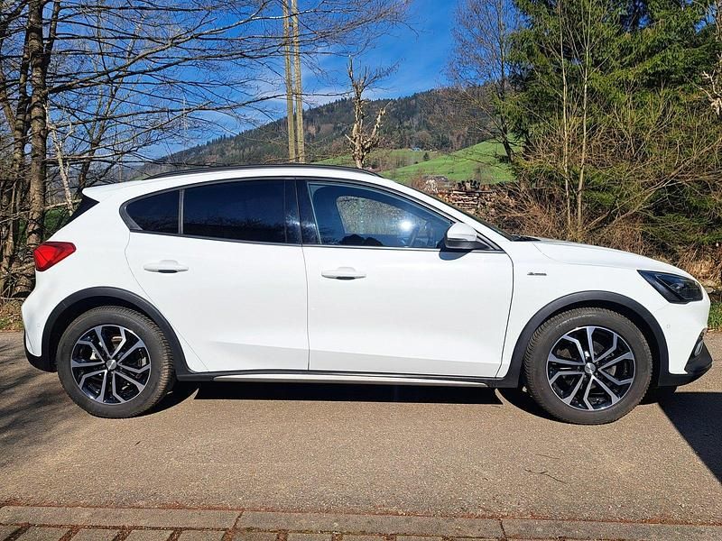 Gebraucht Ford Focus Active X 120 PS (88 kW) 2021 Weiß Limousine