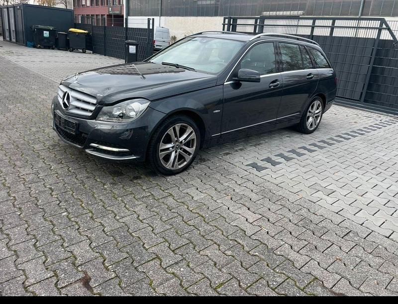 Schwarz Gebraucht 2011 Mercedes C200 Avantgarde Limousine | 5.800 € (Superpreis) - Bild 1/4