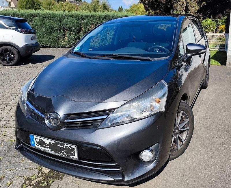 Grau Gebraucht 2015 Toyota Verso Skyview Edition Van / Kleinbus | 9.000 € (Fairer Preis) - Bild 1/4