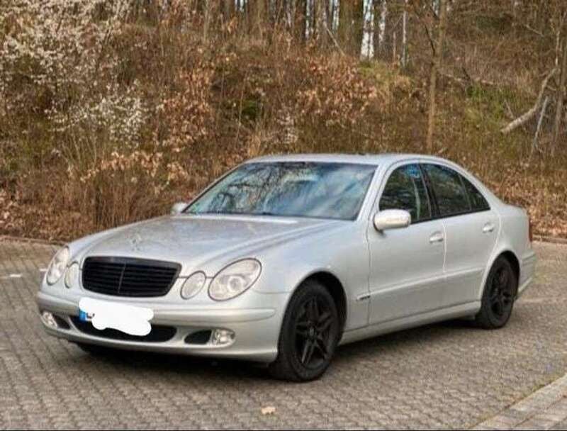 Silber Gebraucht 2002 Mercedes E240 Classic Limousine | 6.000 € (Etwas zu teuer) - Bild 1/4