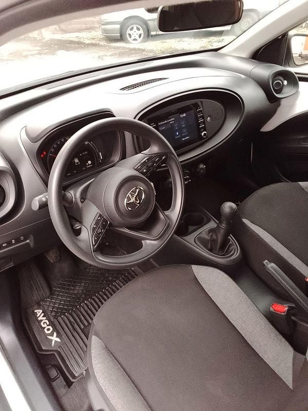 Gebraucht Toyota Aygo 72 PS (52 kW) 2023 Weiß Kleinwagen